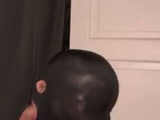 DZ se fait sucer sa bite en gloryhole