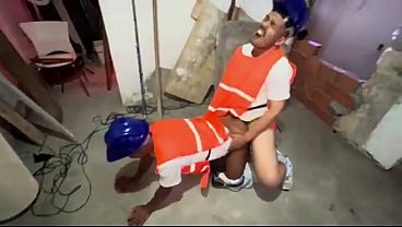 PEDREIROS NO TESAO SE PEGAM NO MEIO DA OBRA NAO SABIA MAS FORAM FLAGRADOS