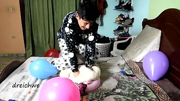 Game in bed with colorful balloons