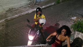 motoboy casado levou o chifrao da mulher no meio da rua! (ela hotwife official e rennan luna)
