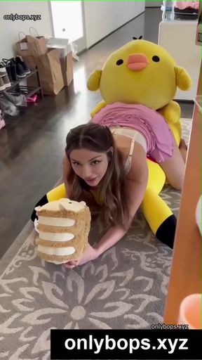 Amateur teen shares nudes on TikTok and OnlyFans
