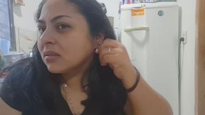 Juego con mi oreja en primer plano..
