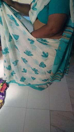 Big MILF Aunty Saree Wearing