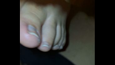 Frotando pene en pies