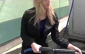 sexy Blondine saugt grossen Schwanz und schluckt Sperma