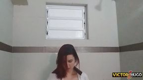 Dançando funk de calcinha vermelha na banheira de hidromassagem