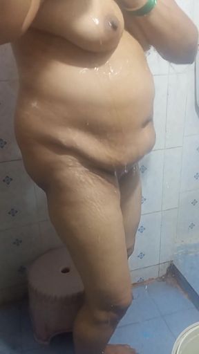 Unforgettable moment from &quot;Nichbour aunty bathing&amp; pissing in saree&quot;