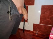 Petite bite non coupée qui pisse