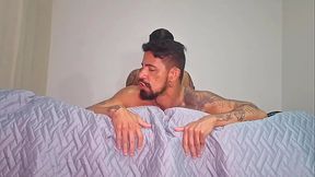 Safado esperou o namorado ir pro banho pra dar o cuzinho pro amigo de quarto dele .