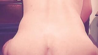 Maszturbáció, tátongó, öklözés – amatőr fiatal meleg kurvák seggbedugása kemény filmben