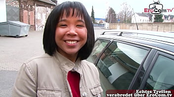 Deutsch asiatische teen von neben an auf der Stra&szlig_e angesprochen f&uuml_r Orgasmus Casting