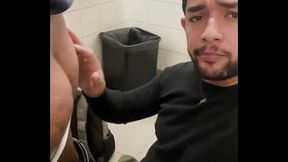 Pincelei meu pau na boquinha do cu desse urs&atilde_o safado e o macho virou e gozou na minha boca