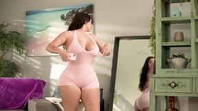 ”Satisfying & Raw BTS - Vivian Taylor Gives A Little Mirror Show”