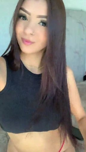 Amateur onlyfan shows off her tits