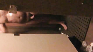 Pego com um pau duro no banheiro - Amador Latino