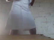 La enfermera me hace un rico desnudo y me baila a solas