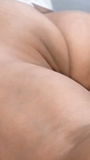 Orang tua lagi asik muasin memeknya pakai vibrator baru pakai mainan seks baru.   Clip 2