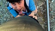 Muñeca gótica en el campo con sexo oral profundo al aire libre (POV / Deepthroat)