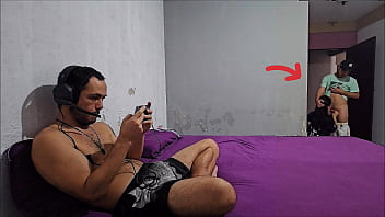 Meu marido me troca pelo jogo de corno, ent&atilde_o eu transo com seu melhor amigo praticamente na frente dele SEXO ARRISCADO