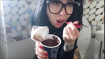 Chantal eat her chocolate on wc