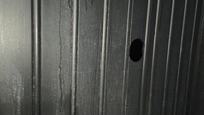 fui nas cabines do interior e me lambuzei no pau do dotado