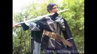 Sexy cosplayer de cavaleiro medieval se fodendo com o cabo da espada