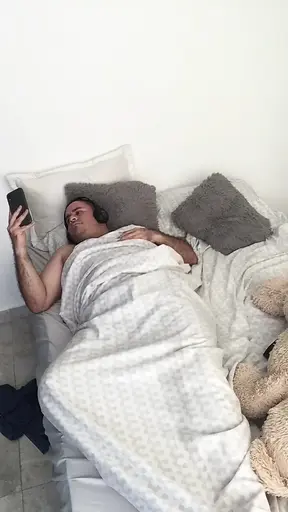 My girlfriend masturbates in front of me