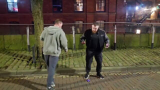 Stora kukkillar dominerar i en vild trekant med avsugningar, handjobs och intensivt rövknull