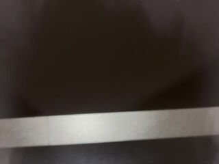 corrida en baño público