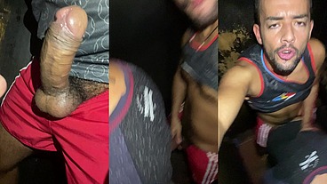De joelhos o macho mamou seu chefe e ainda comeu o rabão pelo do coroa com muito tesão - Part 02