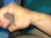 menino grande e musculoso masturba seu pênis grande na webcam - Jovenpoder