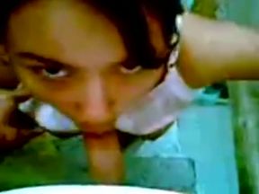 Chica de secundaria mamando