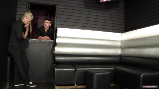Blowjob, Handjob, Küssen, Tätowiert – Fetisch-Hardcore-Video des tätowierten Amateur-Europäers Mickey Taylor, beim Arschfick