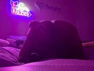 Showing off my LARGE BUTT and teasing u! What would u do with me?