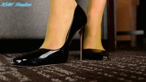 Goblin Goddess waiting for her client, no idea he's down under her heels! UNAWARE GIANTESS! - MOV