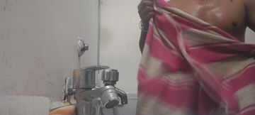 Usko apni Gand mein Thoda maja aata Hai