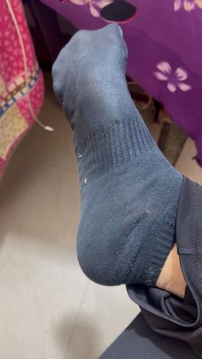 Sniff my stinky gym socks….Findom paypig cashslave findub footfetish cuck cashslave alphadom alphamaster cashmaster cuckold