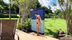 amateur MILF wordt bespot met water en geneukt in het bos