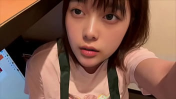 【ネカフェのバイト店員】部屋掃除していたら、シコった後のティッシュを見てムラムラしてきて部屋掃除中にオナニーしてしまう可愛い店員。