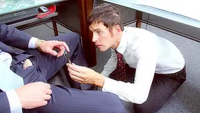 Tyr Alexanders Hot Office Blowjob Session – Steamy Gay Action – GayPornXL 18+