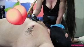 #648 LEATHER FEMDOM - FACESITTING LEATHER BIG ASS DREAM & NIPPLE TOR-TURE ++++ GEILER ARSCH BEDECKT DEIN DRECKIGES GESICHT UND NEBEI PACKE ICH MIR DEINE DICKEN NIPPEL ZUM FOLTERN ( 4K FULL HD MP4 )