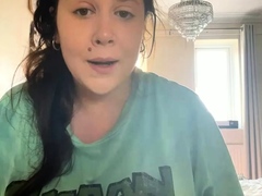 Brunette solo masturbation on webcam