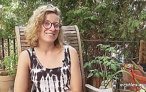 Ersties - Zirkusartistin Manu masturbiert im Zelt