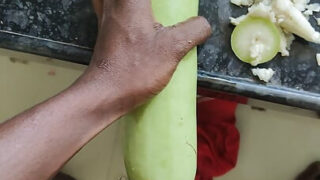 Bagno pubblico POV: dilettanti indiani pelosi si fanno trapanare il culo in modo hardcore