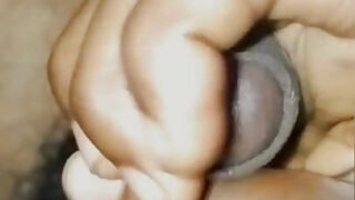 Amatör Hintli üniversite öğrencileri, sert bir anal üçlü ilişki öncesinde duşta izleyip mastürbasyon yapıyorlar.