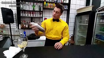 THE WAITER, O Gar&ccedil_om... quem nunca sonhou em fuder em um bar? nessa nova historinha Sabrina Prezotte fode deliciosamente O Gar&ccedil_om Derick em seu local de trabalho, dando uma deliciosa gor