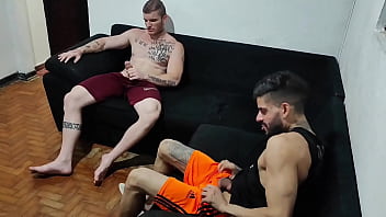 casado bate punheta com amigo em casa esposa pega no flagra e decide que os dois vao fuder ela