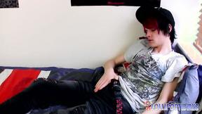 ”LollipopTwinks: Cute Brit Damien Warms Up With A Steamy Solo Performance”