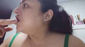 Un angulo muy poco comun? Oliendo mis propios labios.