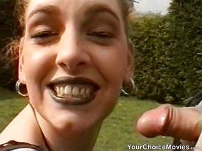 Outdoor amateurs fuck on a swing